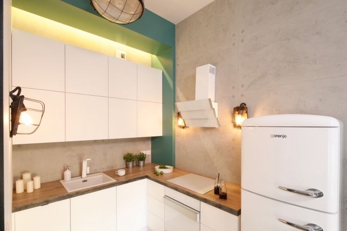 idée aménagement de petite cuisine d'angle avec meubles fonctionnels sans poignées et éclairage à plusieurs niveaux