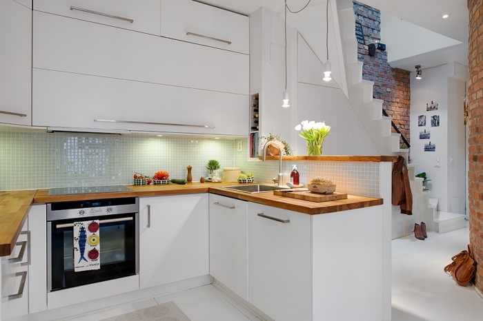comment aménager une petite cuisine de façon fonctionnelle et esthétique avec meubles en blanc et comptoir de bois foncé