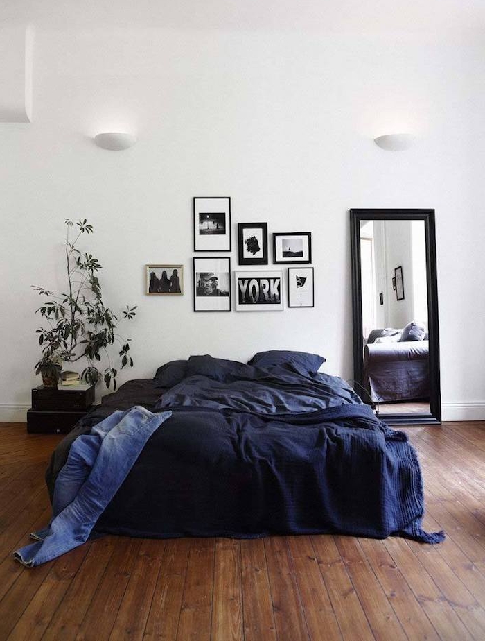 modele de tete de lit scandinave en cadres photo et dessin noir et blanc, linge de lit bleu, parquet marron