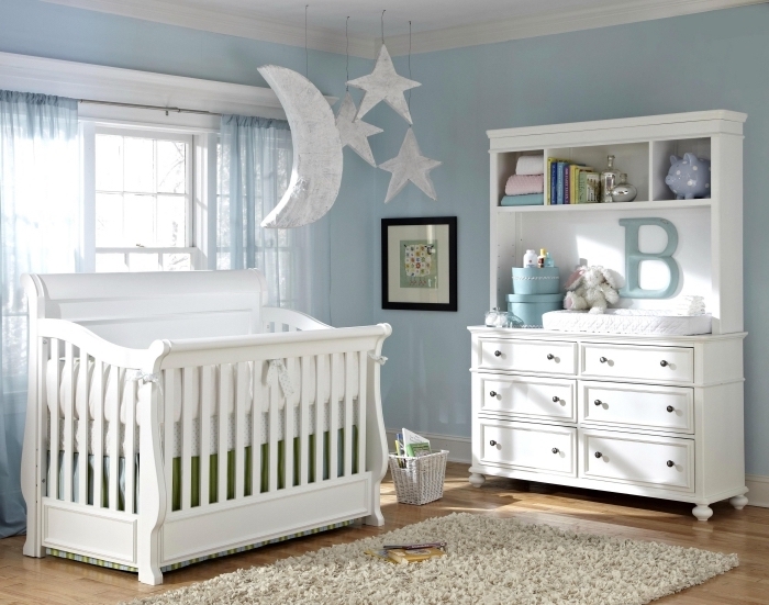 ambiance sereine avec déco bicolore en blanc et bleu pastel, aménagement pièce nouveau-né avec armoire et lit-bébé 
