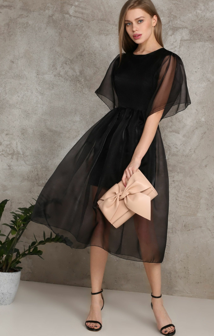 idées pour une tenue femme soirée, robe classe noire en tulle, sac coquet rose nude