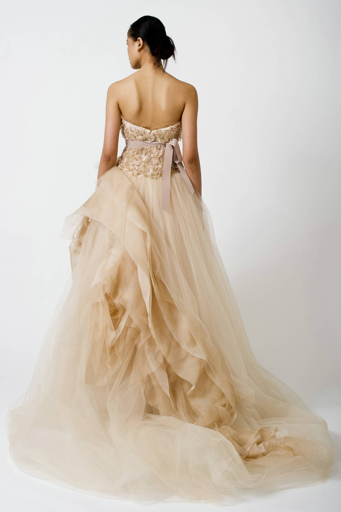 tulle robe mariage couleur champagne avec bustier décoré de plumes motifs et ruban mocca, jupe plissée avec plusieurs couches de tulle