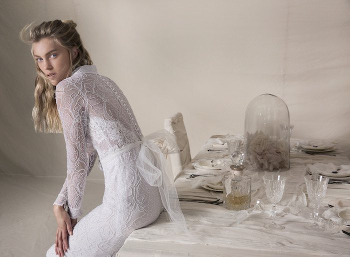 idée de robe mariée dentelle transparente et moulante avec manches et un ruban derrière