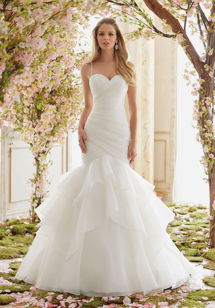 robe de mariée sirène coupe fourreau avec un top plissé et jupe en tulle, plissée et de bretelles décorées de pierres