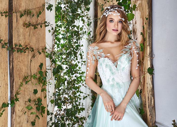 exemple de robe de mariage princesse avec un bustier blanc décoré de feuilles vertes et une jupe verte, style champetre