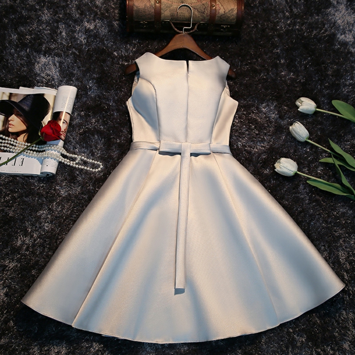 robe satinée couleur élégante, robe de soirée pour mariage, trois tulipes blanches