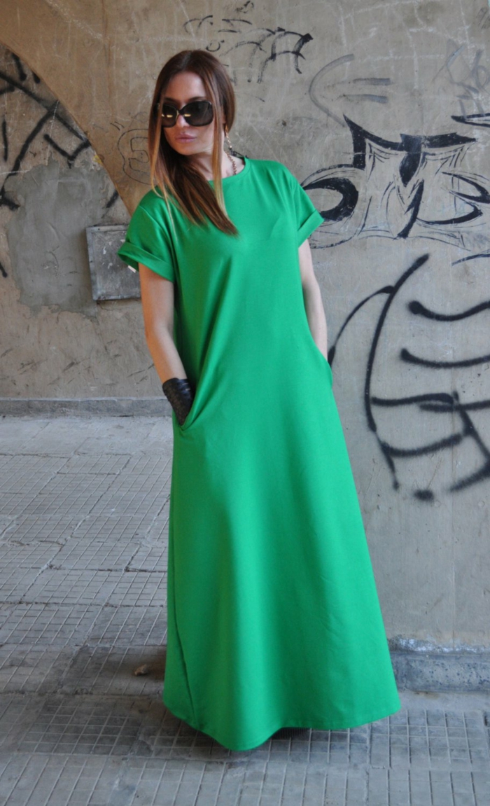 robe-fluide-verte-robe-femme-ronde-longue-avec-des-manches-courtes-silhouette-épurée-style-de-tous-les-jours-bracelet-noir robe sablier manches courtes, silhouette sablier, lunettes de soleil tendance