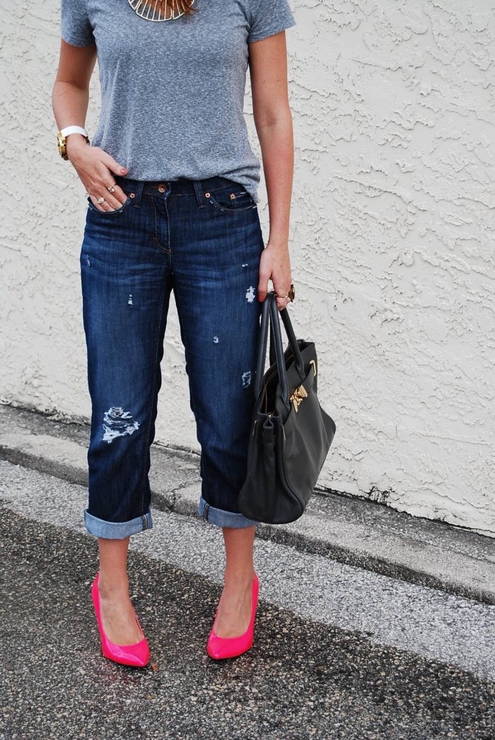 choisir sa chaussure tendance de couleur rose fucshia, look urbain chic femme avec t-shirt gris et modèle de jeans foncés