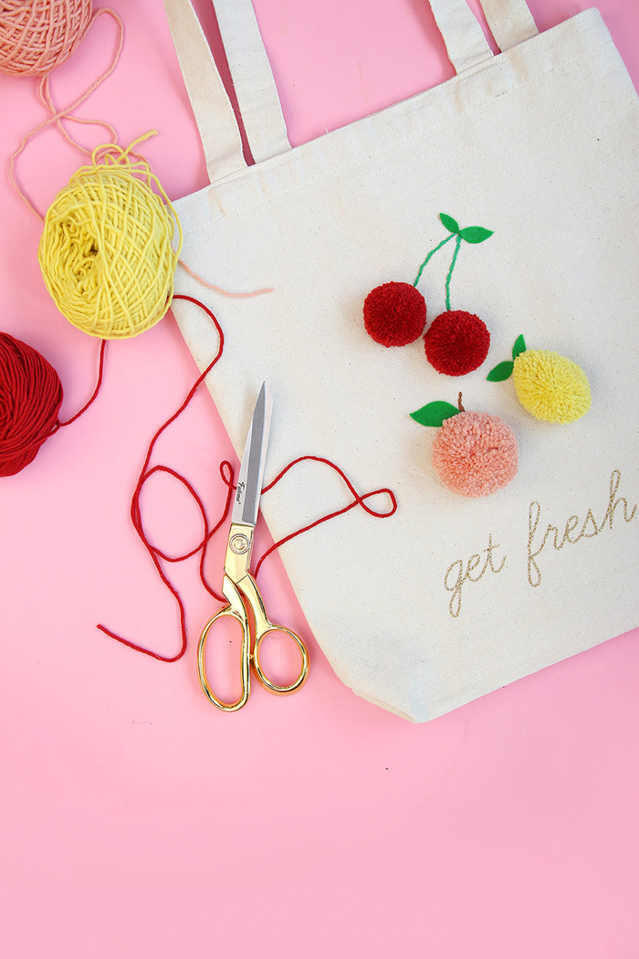 idée de cadeau fête des mères à fabriquer soi-même, un joli sac-cabas décoré de fruits en pompons faits main pour qu'elle fasse ses courses tout en style