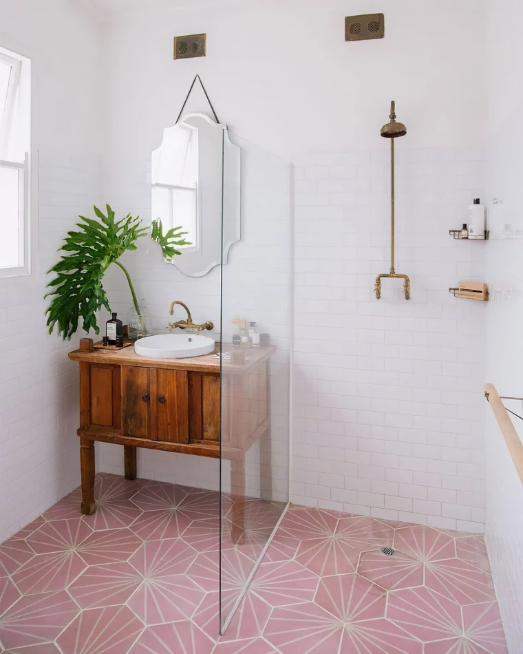 salle d eau moderne petit espace carrelage rose hexagonaux motifs meuble bois
