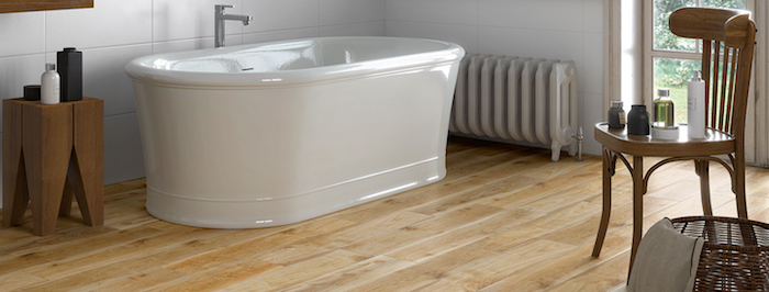 carrelage de salle de bain tendance imitation parquet en bois clair et baignoire blanche ilot