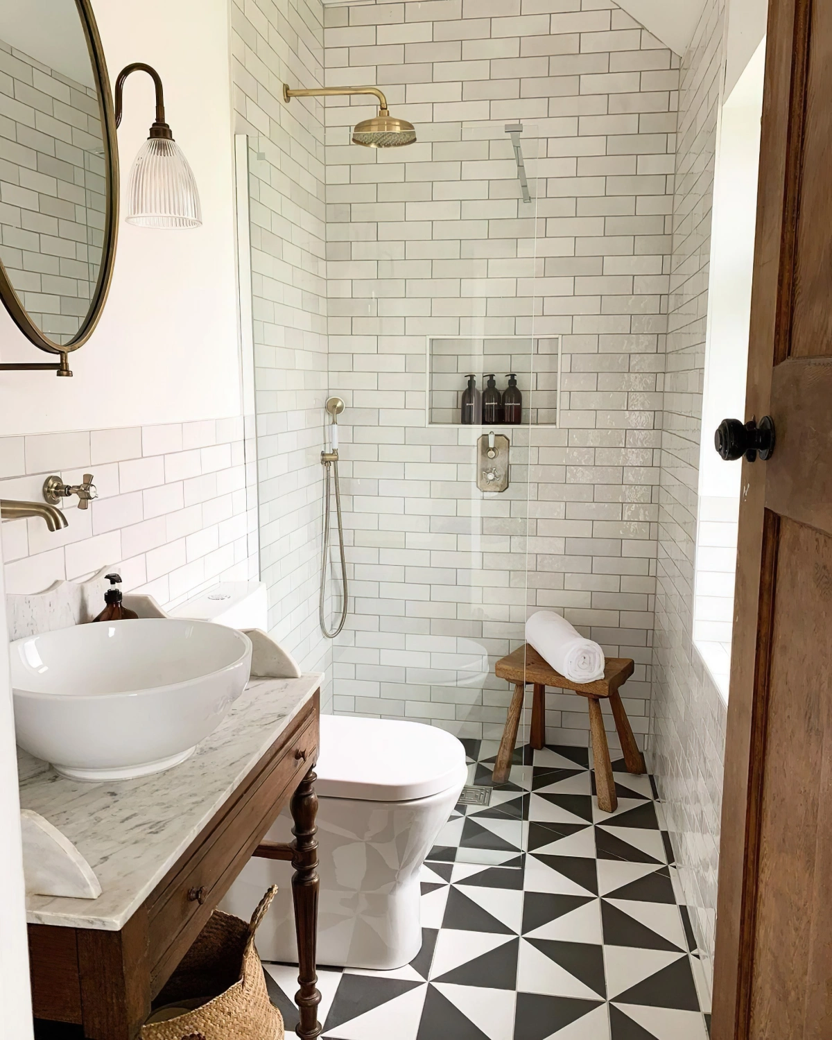 salle de bain italienne petite surface carrelage blanc et noir douche or