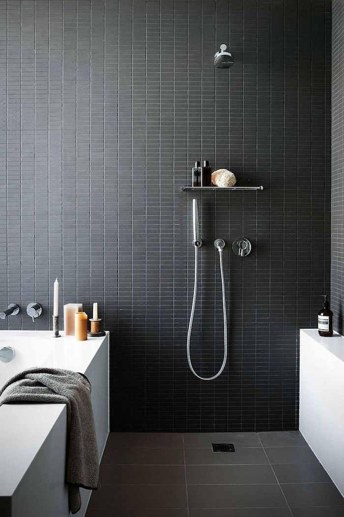 salle de bain avec carrelage sol et mur gris anthracite et douche ouverte italienne