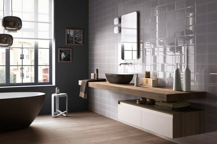 salle de bain gris et bois, baignoire ovale, équipeent minimaliste et mixte des matières contrastantes