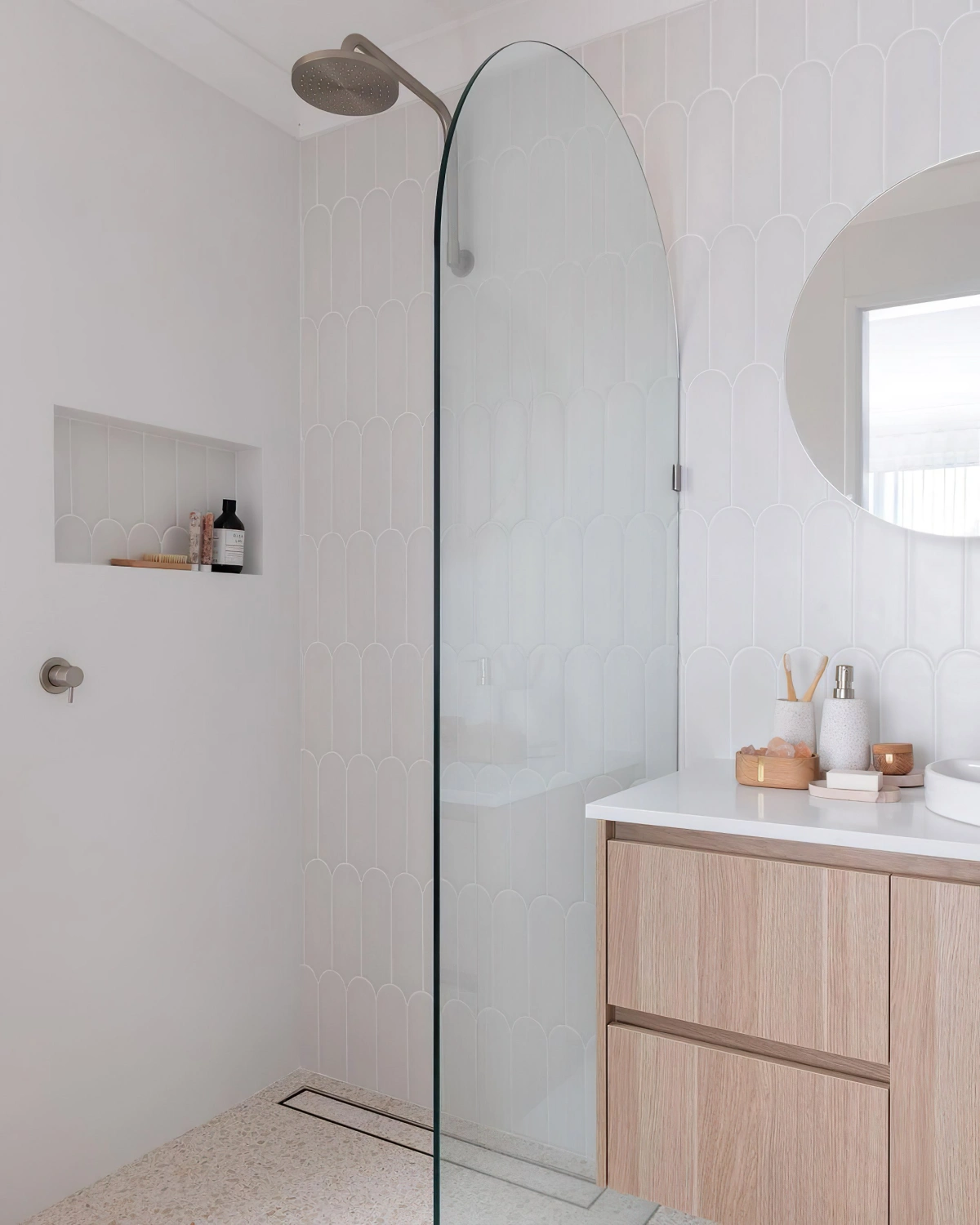 salle de bain moderne petite couleurs blancs carrelage meuble bois lavabo