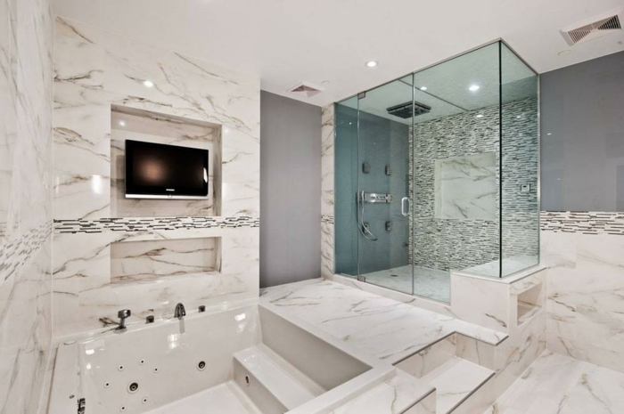 salle de bain spa plongée dans le blanc, cabine de douche en verre, tv murale, grande baignoire jacuzi