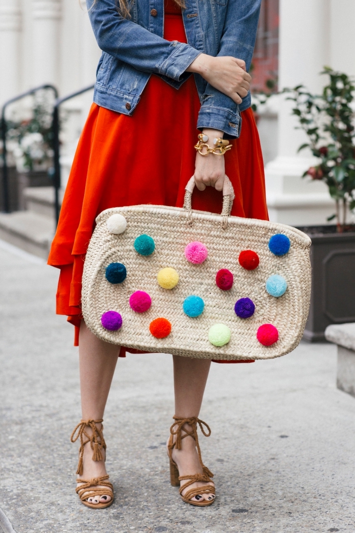 accessoire fashion pour femme, modèle de sac à main grand de paille avec décoration multicolore en pompons de laine