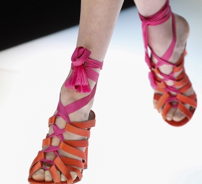 choisir chaussure printemps femme tendance, modèles de sandales oranges à lacets avec rubans de couleur rose fucshia