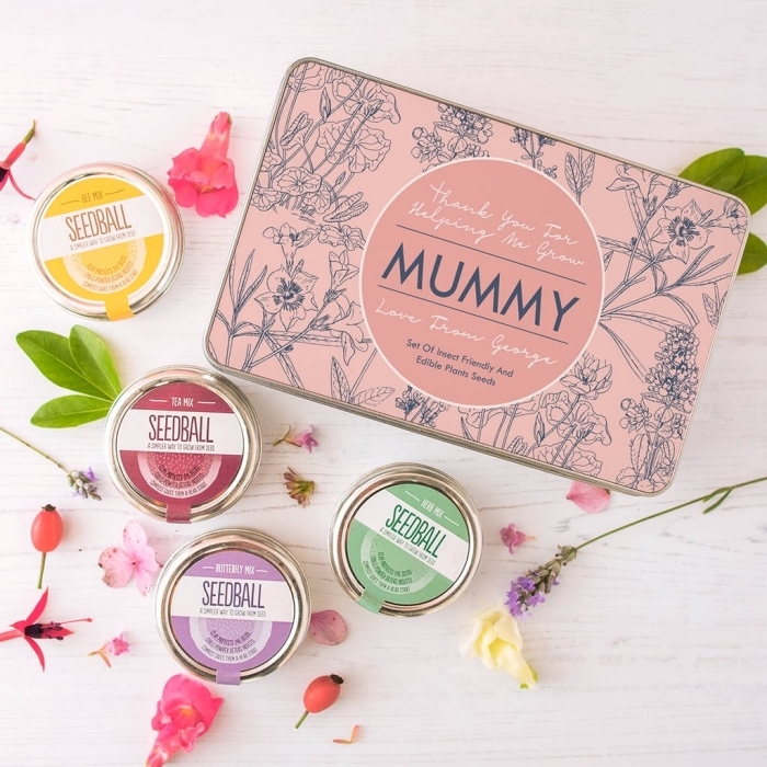 boîte de savons de couleurs et arômes variés à offrir pour la fête des mères dans une boîte rose à design fleurs et feuilles