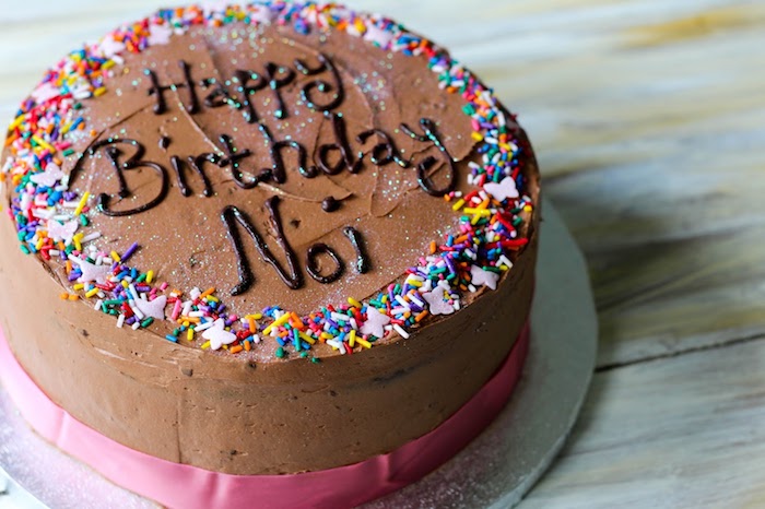 Magnifique gateau genoise chocolat gateau au chocolat original gâteau d'anniversaire bonne anniversaire sign sur le gateau