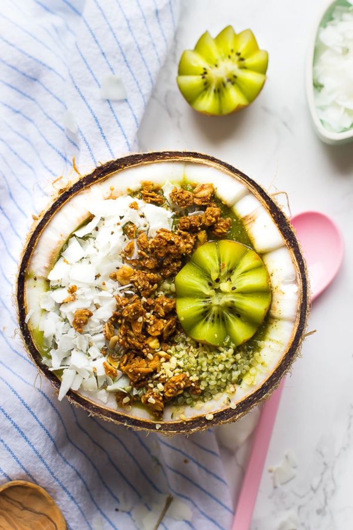 recette de bol de smoothie vert aux fruits tropicaux et noix de coco pour un petit déjeuner idéal d'été
