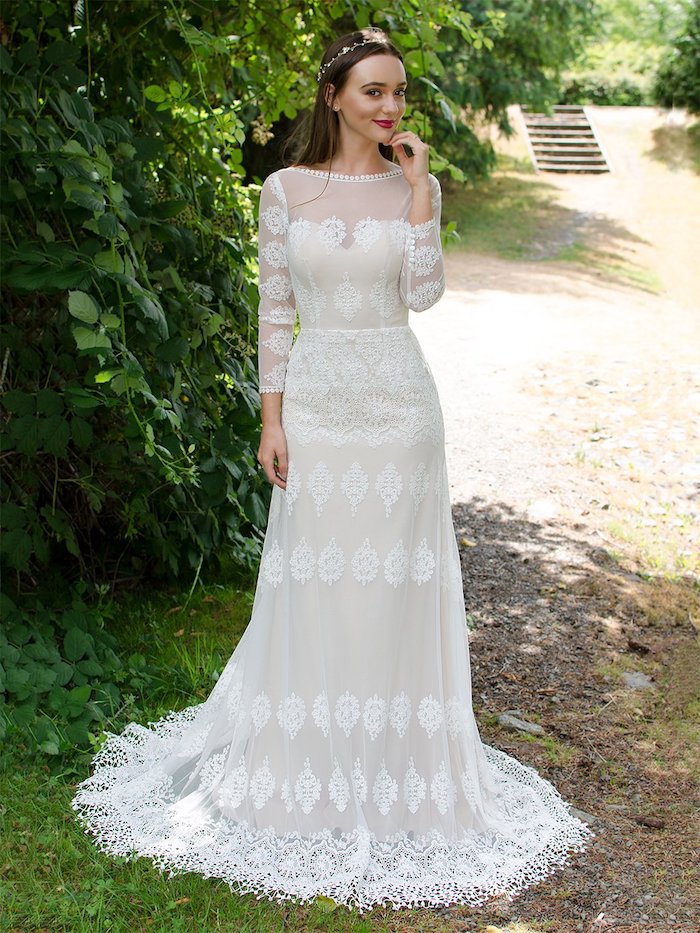 robe de mariée bohème avec des broderies sur un tissu transparent à motifs floraux, coiffure champetre