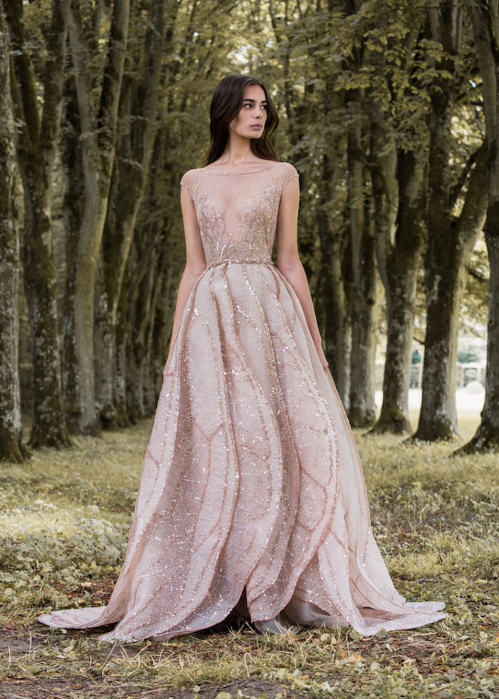 mariée couture robe rose clair avec des paillettes et un corsage transparent, jupe plissée, cheveux longs
