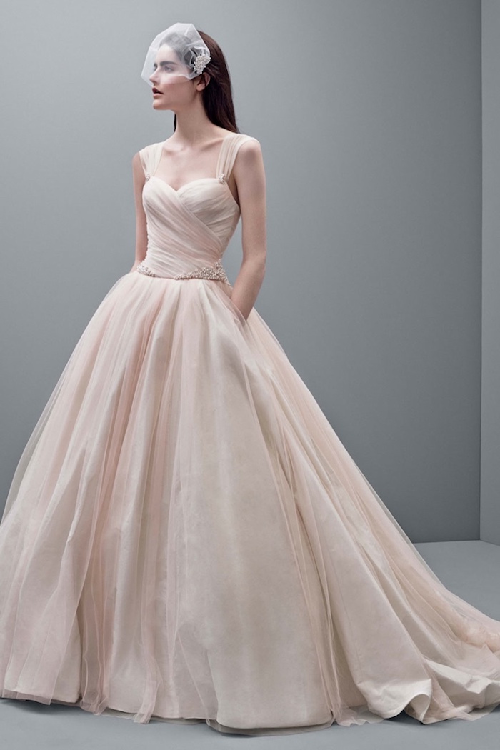 robe de mariée rose clair avec une jupe coupe princesse et un top plissé avec bretelles, style princesse
