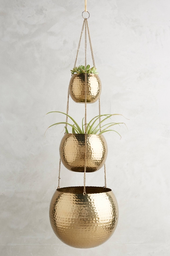 modèle de suspension florale à design métallique doré à trois niveaux pour suspendre les plantes vertes dans son intérieur moderne