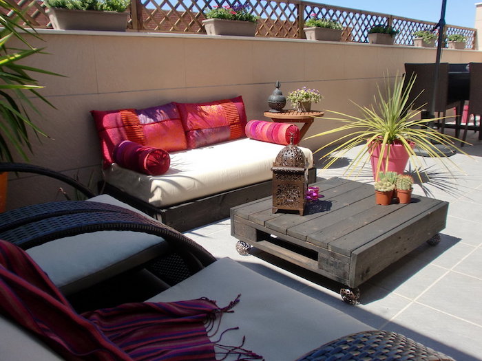 coin repos bohème chic sur une terrasse zen, meubles de jardin en palettes table basse et canapés en bois