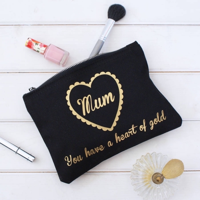 kit d'accessoires de beauté et maquillage à offrir, pochette noire à design lettres dorés avec brosses de maquillage