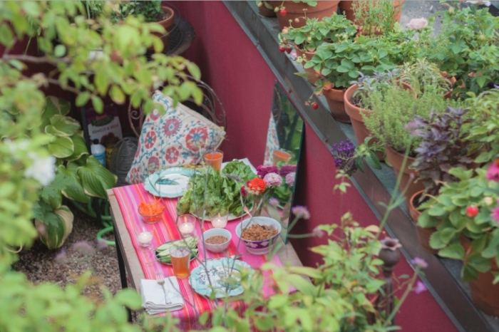aménagement de balcon avec petite table de bois et fer joliment décorée, créer un potager sur sa terrasse avec légumes en pots