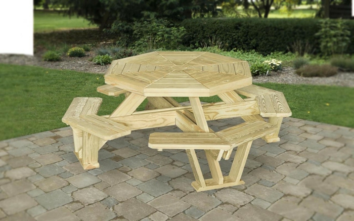 table de jardin en palette avec banquette en palette, bois clair, table en forme hexagonale, carreaux de ciment au sol en forme carrée, espace jardin réunions de famille 
