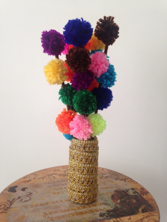 objet décoratif pour intérieur, deco a faire soi meme, vase avec bouquet de fleurs fait de boules de laine colorés