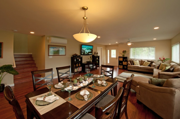 grand salon avec salle à manger, couleur peinture tendance, canapés beiges confortables et grande table à manger