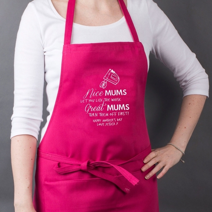 surprendre sa maman avec un joli modèle de tablier de cuisine à design rose fuchsia et lettres inspirantes blanches
