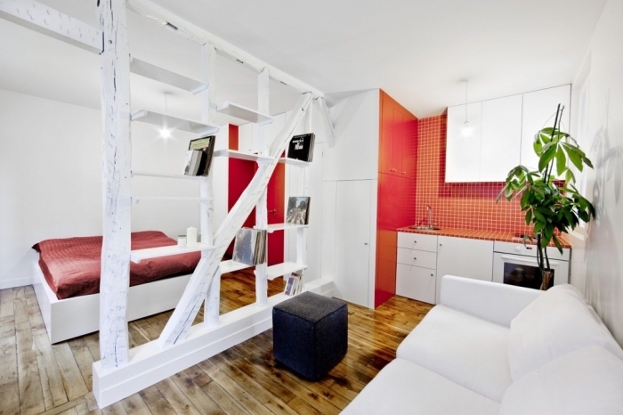 comment aménager un studio de 20m2 avec murs blancs et plancher de bois foncé, déco de pan de mur de la cuisine en rouge