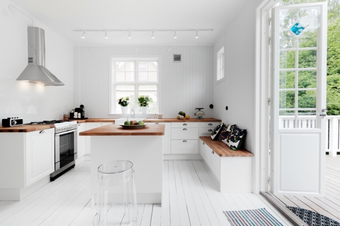 idée comment transformer la cuisine blanche avec comptoir en bois foncé pour créer un contraste esthétique