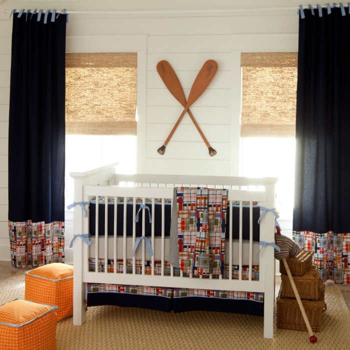 exemple d'aménagement thématique marine dans une pièce aux murs blancs et plancher beige avec lit-bébé