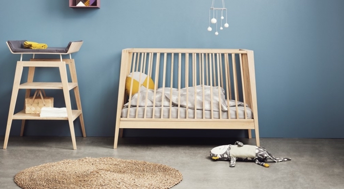 quel mobilier choisir pour une deco chambre mixte aux murs bleus avec lit bébé et table à langer de bois clair