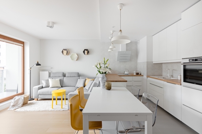 idée comment aménager une cuisine ouverte dans un studio dans le style minimaliste avec murs blancs et meubles de bois clair