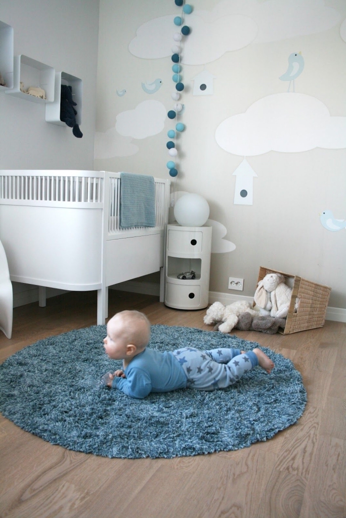 comment faire une déco cozy dans une petite pièce nouveau-né aménagée avec lit-bébé et tapis en faux fur bleu