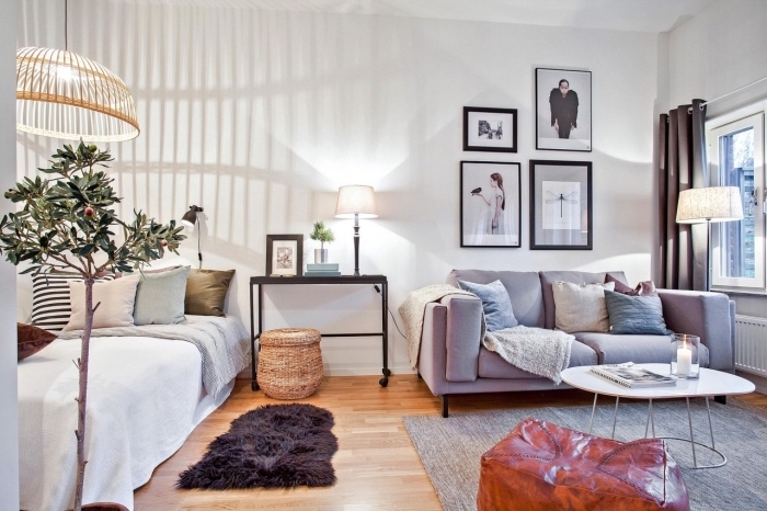 décoration appartement étudiant cozy avec grand lit canapé sur un plancher de bois marron et accessoires de bois