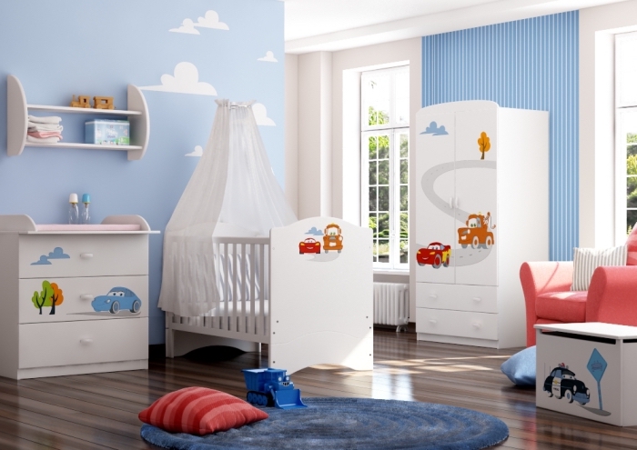 exemple de chambre pour garcon aux murs bleu clair avec dessin nuage blanche et plancher de bois stratifié foncé