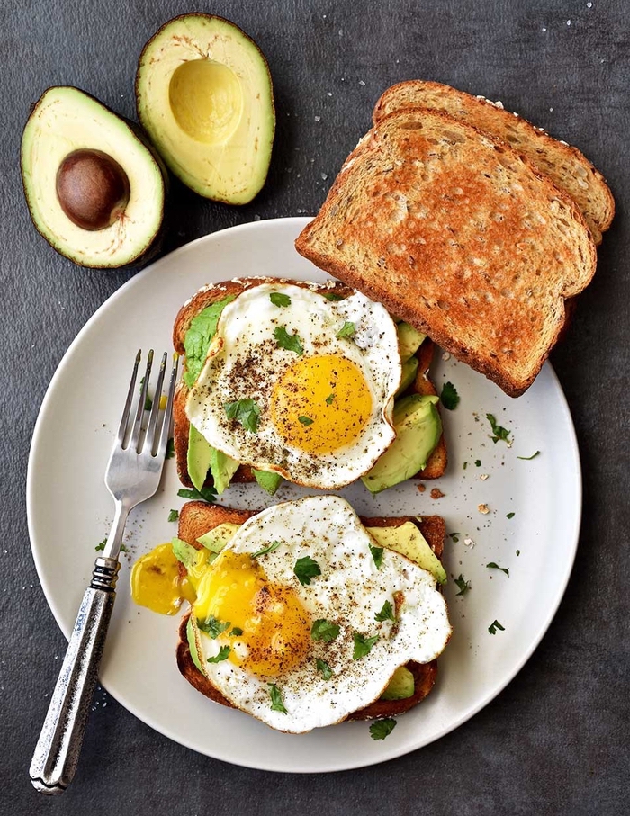 idée de petit déjeuner pour diabétique, tartine santé à l'avocat et à l’œuf au plat poivré