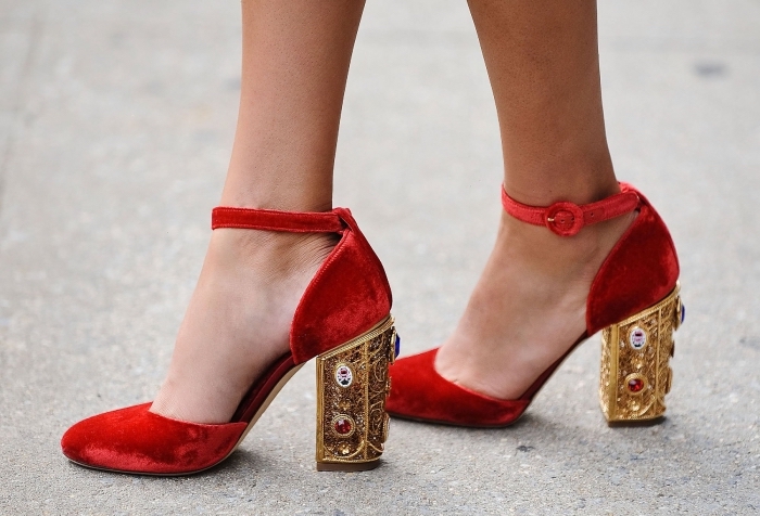 modèle de chaussures femme à la mode, chaussures rouges avec lacets à talons en décoration dorée