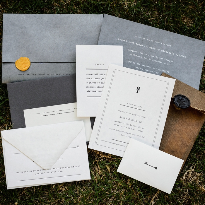 optez pour l'élégance d'une carte invitation mariage de style minimaliste imprimée sur un papier de luxe