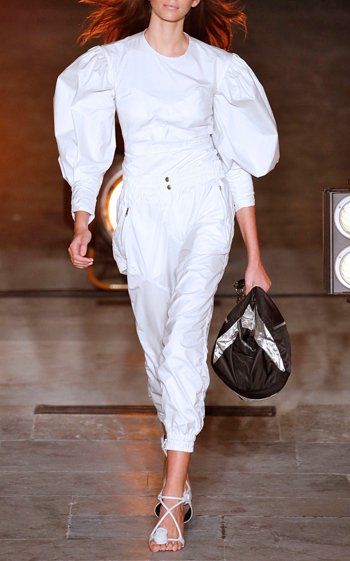 élégance et classe féminine en tailleur blanc avec blouse à manches fluides et une paire de sandales modernes