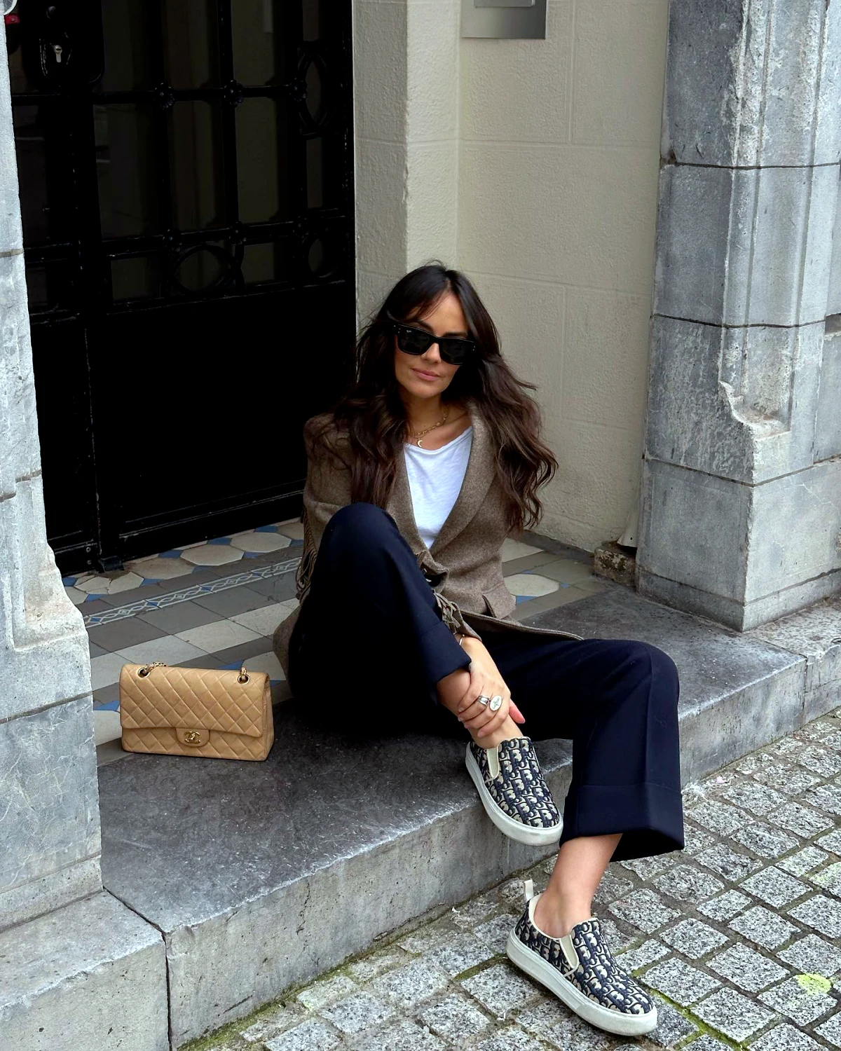 tenue decontractee avec sneakers tendance femme pantalon noir et blazer