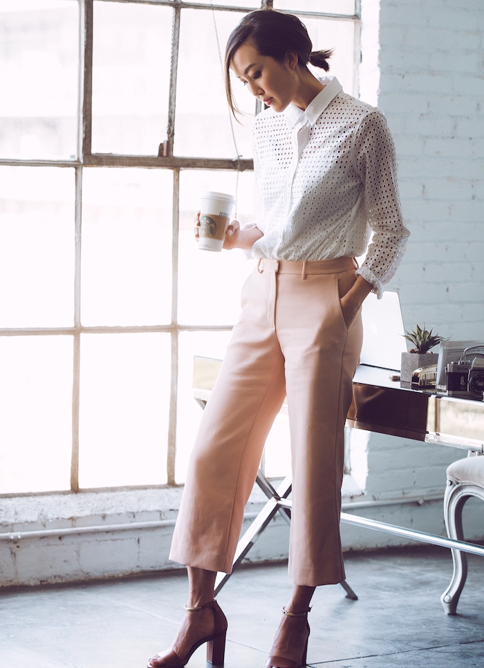 tenue entretien d embauche femme avec chemise blanc transparent, pantalon rose clair, chaussures à talon